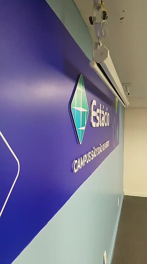 Vídeo de placa e letreiro em acrílico de 8 mm.