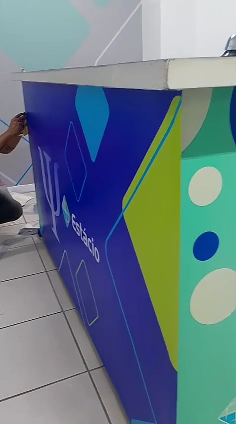 Vídeo de balcão personalizado com adesivação da Estácio.