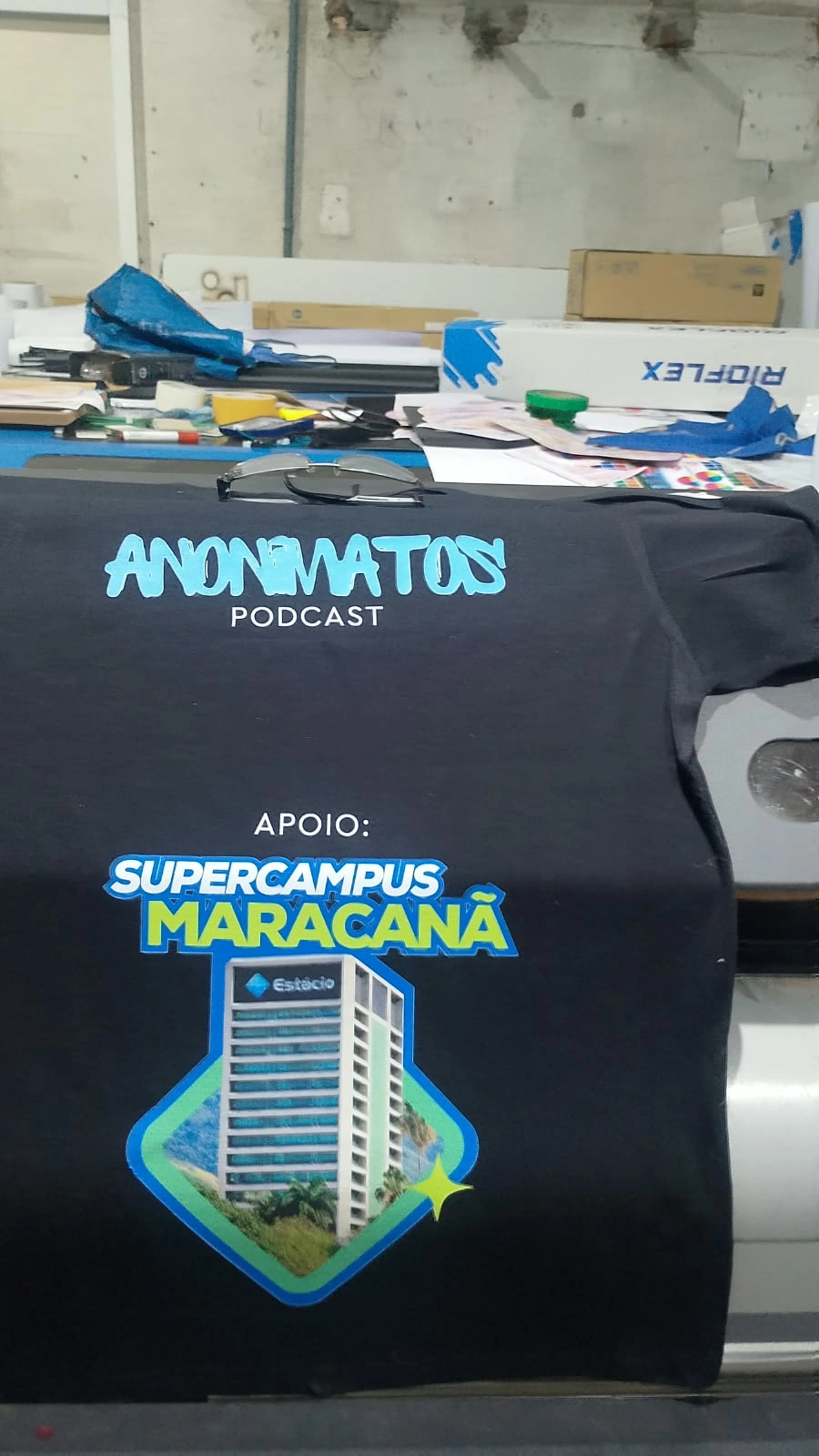 Camisa personalizada com estampa colorida para evento.