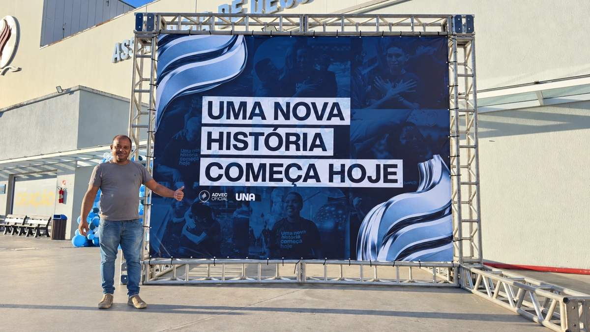 Lona de grande formato instalada em estrutura para evento.