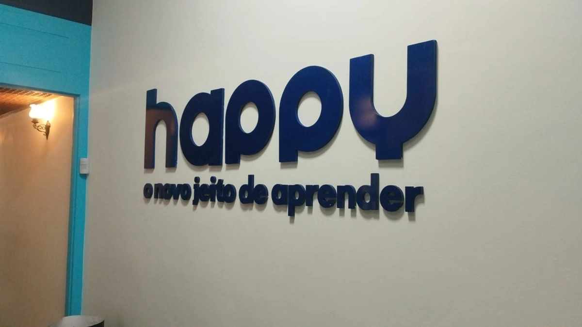 Letreiro Happy aplicado em parede, em projeto executado pela Amorim.