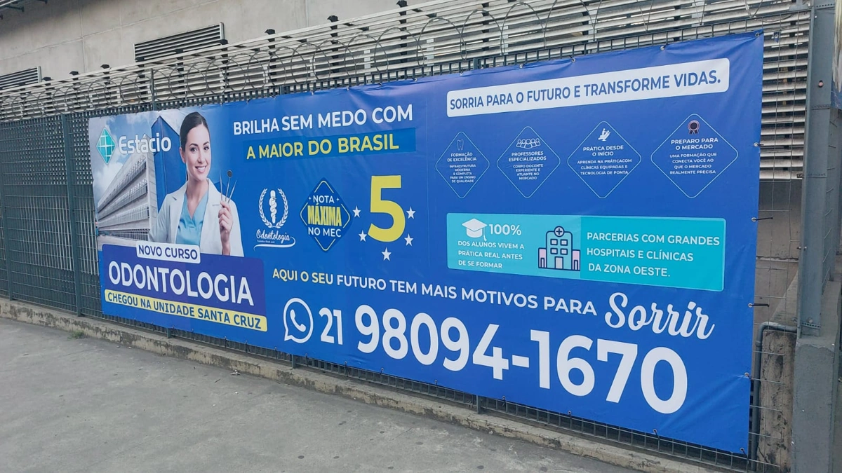 Lona de grande formato para comunicação de clínica odontológica.