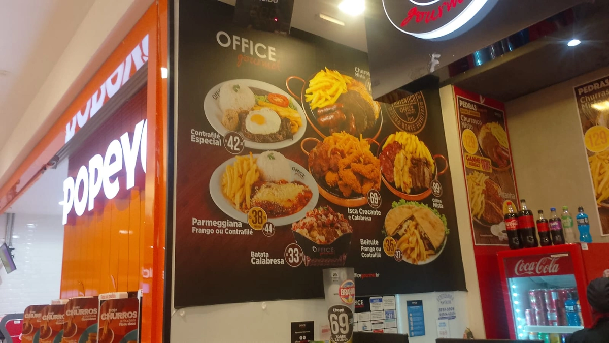 Comunicação visual e adesivos em parede para o Office Gourmet.