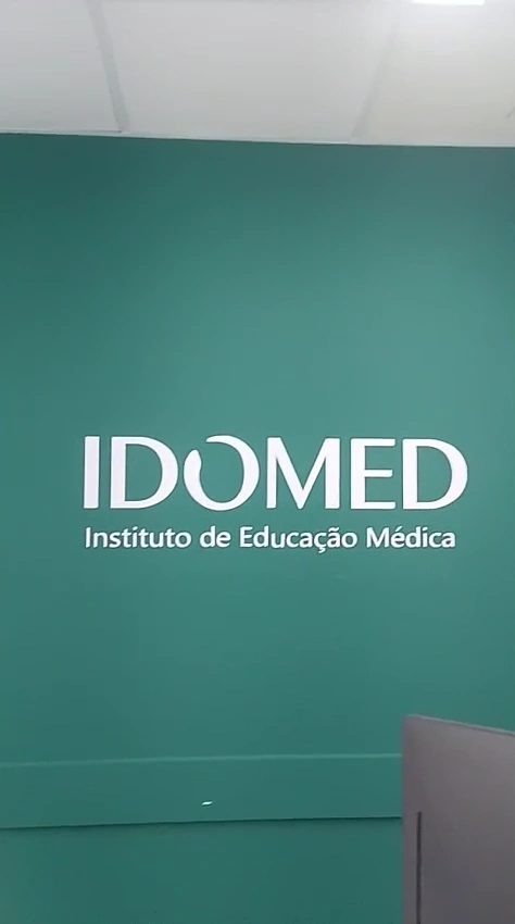 Vídeo de aplicação de identidade visual do IDOMED em parede.