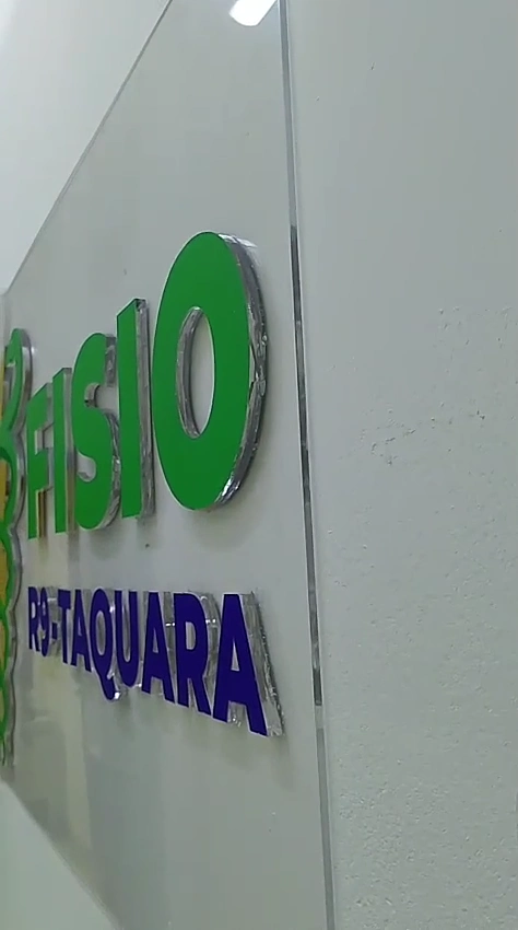 Vídeo de placa em acrílico com letras em relevo.