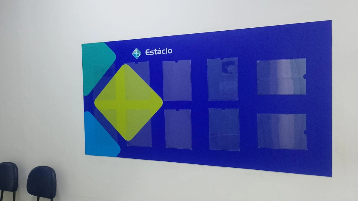 Placa de PVC para comunicação interna da Estácio.