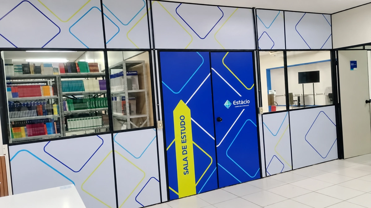 Adesivação de portas e divisórias de vidro para a Estácio.